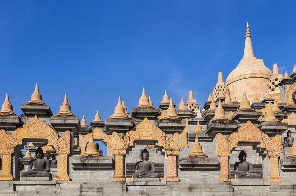 Pagoda arenisca en wat Pa Kung templo Tailandia en el cielo azul — Foto de Stock