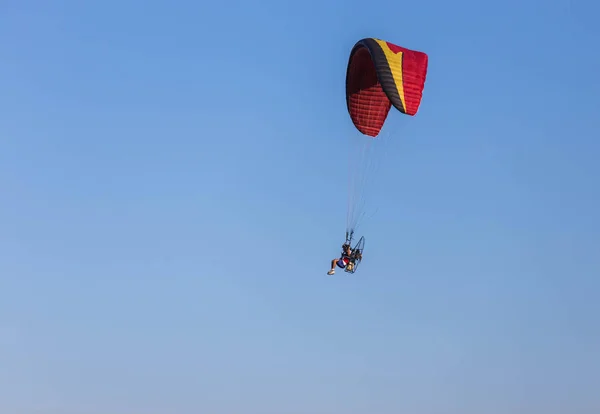 Paramotor voando no fundo do céu azul — Fotografia de Stock