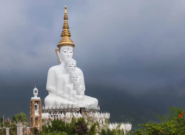 Große weiße Buddha-Statuen sitzen in der Öffentlichkeit wat phra, die pha son kaew thailand an regnerischen Tagen. — Stockfoto