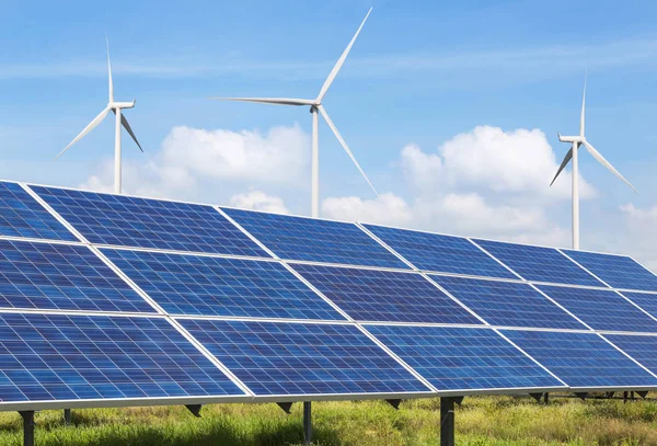 Las células solares y los aerogeneradores que generan electricidad en las centrales eléctricas energías renovables alternativas a partir de la naturaleza —  Fotos de Stock