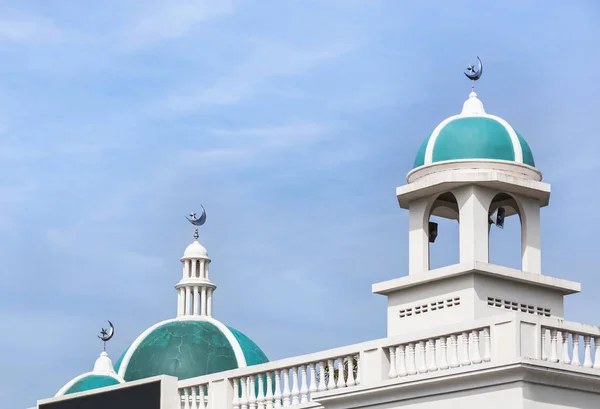 Zielona kopuła meczetu lub masjid w Ubon Ratchathani w Tajlandii — Zdjęcie stockowe