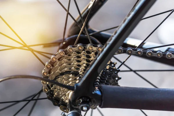 Close up mountain bike cassete na roda traseira com corrente — Fotografia de Stock