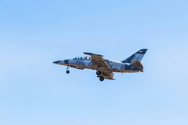 Albatros caça jato militar voando no céu azul — Fotografia de Stock