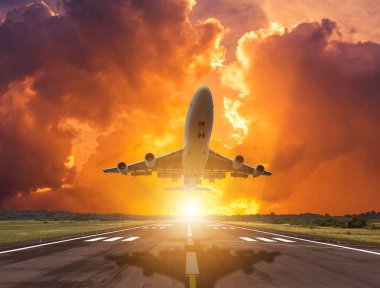 Siluet uçak kalkış pist üzerinden günbatımı üzerinde