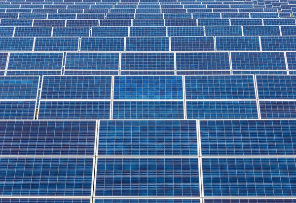 Panele słoneczne w elektrowni — Zdjęcie stockowe