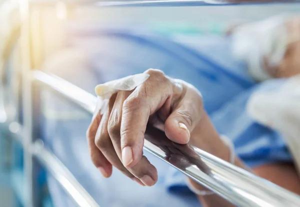 Yaşlı hasta enjeksiyon fiş intravenöz kateter ile el kadar elinde kapatın 