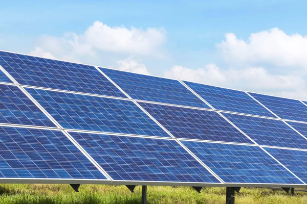 太阳能电池替代可再生能源从自然 — 图库照片
