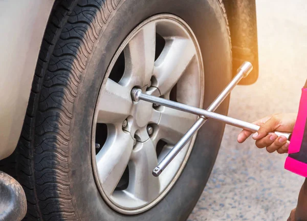 Mekaniker händer byta däck med fälg skiftnyckel — Stockfoto