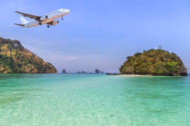 küçük kireçtaşı Adası tropik andaman Denizi'nde yukarıda uçan yolcu uçak 