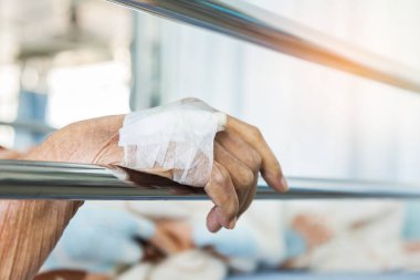 Yaşlı hasta el enjeksiyon fiş için intravenöz kateter kapatın 