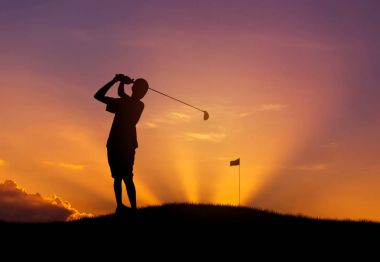 Sunset bulvarında atış isabet siluet golfçü