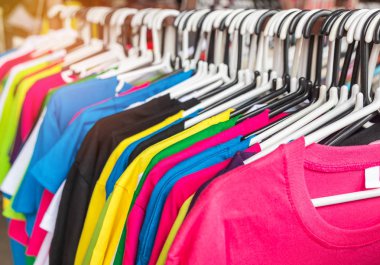 farklı renkleri tişört askı üzerinde kapatın 