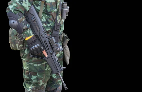 Soldado en uniforme sosteniendo rifle de asalto automático — Foto de Stock