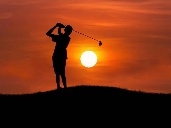 Silueta golfista bít golfový míček na západ slunce — Stock fotografie