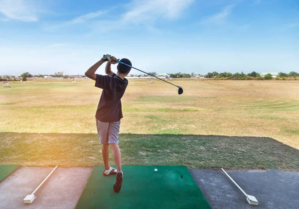 Giovane golfista durante la pratica driving range — Foto Stock