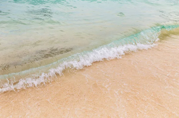 Onda suave branca na praia tropical vazia — Fotografia de Stock