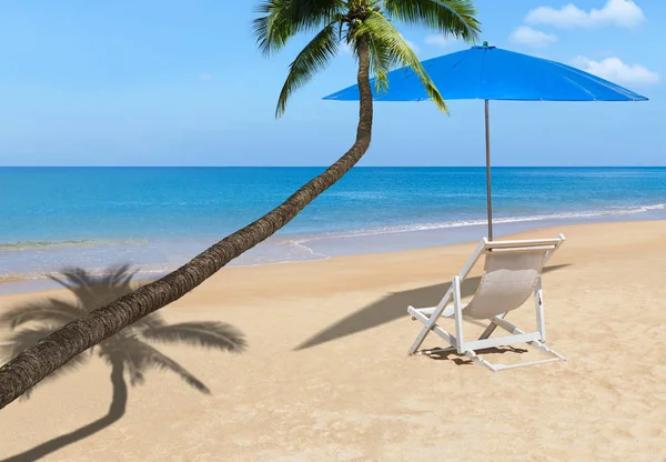Palmeira de coco na praia tropical com cadeira de praia de madeira branca e guarda-sol azul e mar azul — Fotografia de Stock