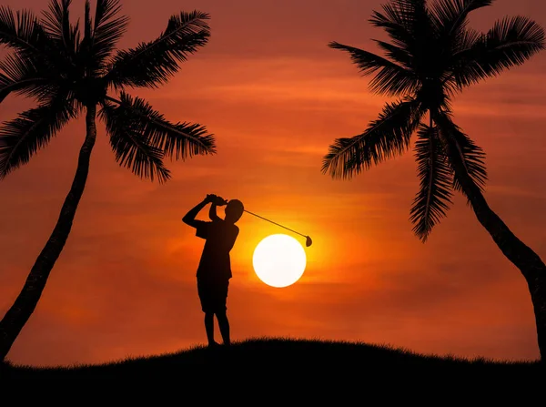 剪影高尔夫球手打高尔夫球杆日落 — 图库照片
