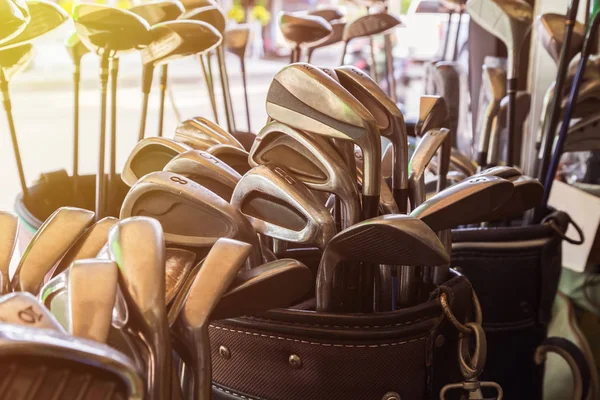 Комплект металлических клюшек для гольфа в кожаной сумке — стоковое фото
