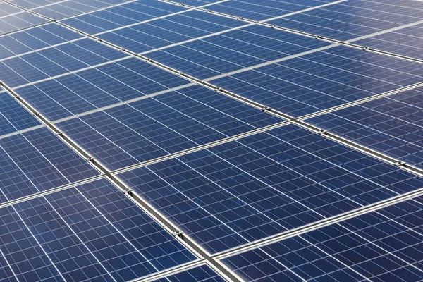 Close-up van zonnepanelen alternatieve hernieuwbare energie van de zon — Stockfoto