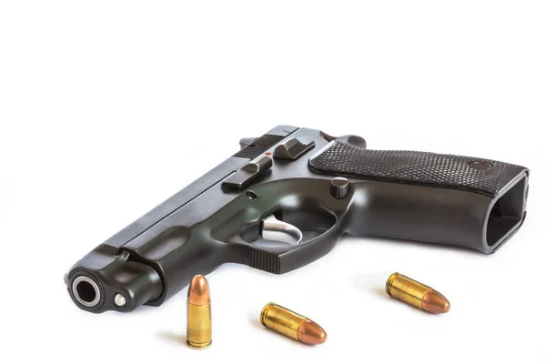 Pistolet automatique avec balles et chargeur isolé sur fond blanc — Photo