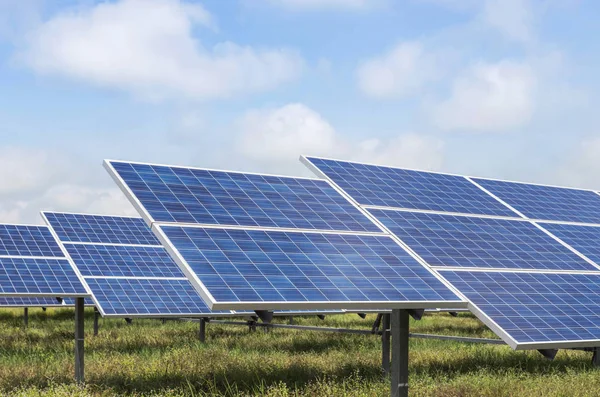 Panneaux solaires énergies renouvelables alternatives du soleil — Photo