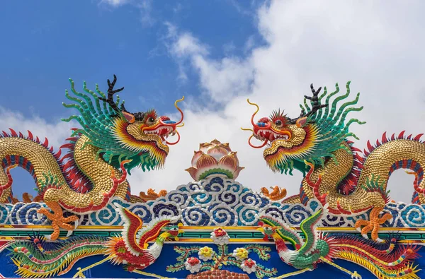 Colorful chinese dragon statues on roof decoration chinese temple — Stock Photo, Image