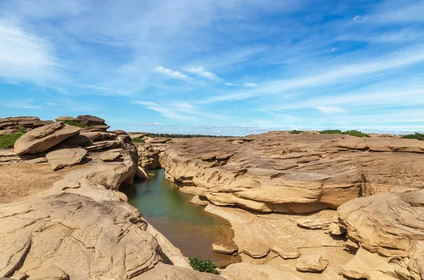 Uitzicht op de canyon op Hat chom dao met blauwe hemelachtergrond — Stockfoto