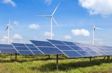 Güneş panelleri ve rüzgar türbinleri elektrik üreten güneş ve rüzgar enerjisi hibrid santral sistemleri istasyonunda kullanın yenilenebilir enerji elektrik üretmek için 