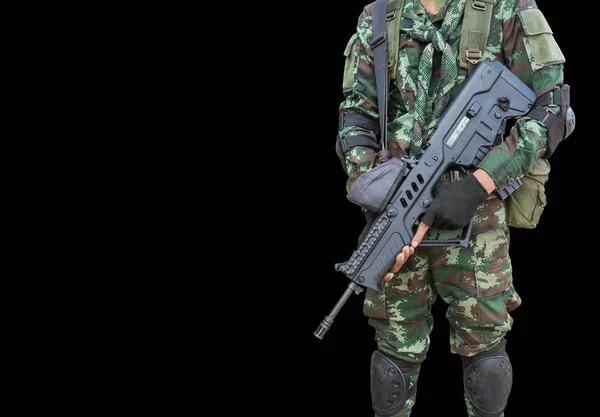 Voják v uniformě drží automatické útočné pušky — Stock fotografie