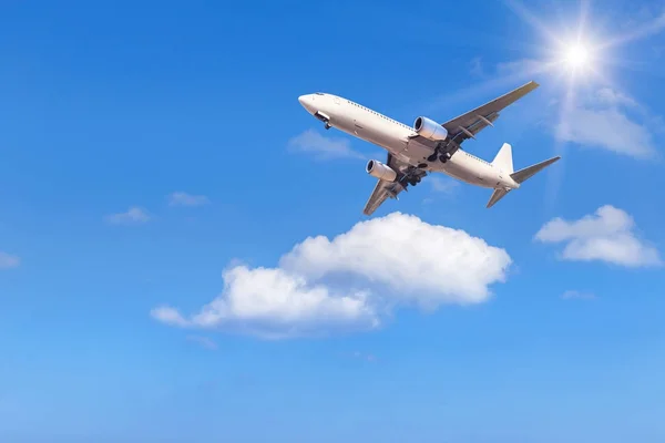 Avión comercial blanco volando para despejar el cielo con nubes blancas — Foto de Stock