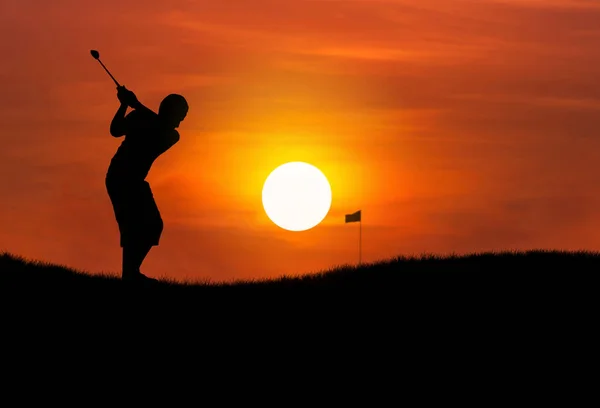 Sziluettjét golfozó golf shot a sunset üti — Stock Fotó