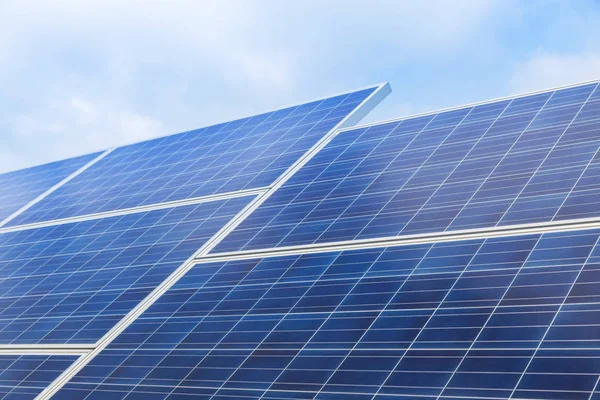 Крупним планом полікристалічні кремнієві сонячні батареї на сонячній електростанції вбирають сонячне світло від сонця, використовуючи енергію світла для вироблення електроенергії — стокове фото