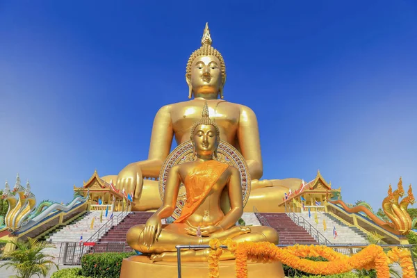 Größte goldene Buddha-Statue im öffentlichen thailändischen Tempel Wat Muang in der Provinz Angthong, Thailand — Stockfoto