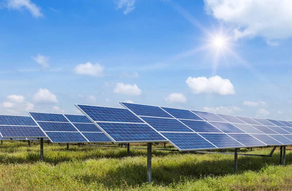 Filas de células solares de silicio policristalino en la planta de energía solar a su vez hacia el cielo absorber la luz solar del sol utilizar energía de luz para generar electricidad alternativa de energía renovable a partir del sol — Foto de Stock
