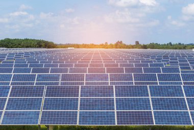 Güneş Pilleri Güneş enerjisi santrali havaya doğru aç polikristalin silikon dizi satırları güneş alternatif yenilenebilir enerji mavi gökyüzü arka plan üzerinde Güneş'ten gelen güneş ışığı absorbe