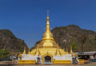 Selami thonzu bölgedeki Kayin devlet, Myanmar (Burma) mavi gökyüzü arka plan üzerinde büyük golden pagoda Budist tapınağı