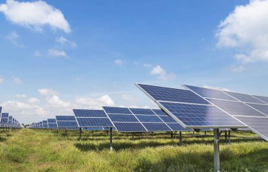 Güneş Pilleri Güneş enerjisi santrali havaya doğru aç polikristalin silikon dizi satırları yakından güneş ışığından güneşten elektrik alternatif yenilenebilir enerji üretmek için güneş kullanımı ışık enerjisini absorbe 