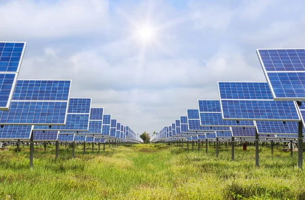 太阳能发电厂的多晶硅太阳能电池排成一列天空吸收太阳的阳光利用光能从太阳中发电替代可再生能源 — 图库照片
