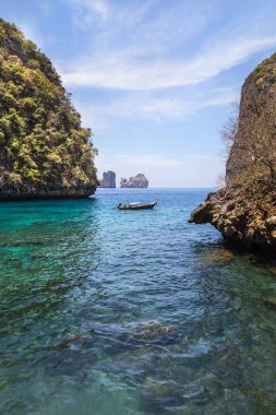 phi phi Island, krabi, Tayland Thailand dalış noktasında loh samah koyu mavi lagün manzara görülmektedir 