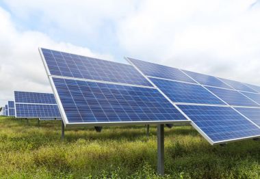 Polikristalin silikon güneş hücreleri satır dizi kapatmak ya da fotovoltaik güneş enerjisi Santrali açmak kadar havaya doğru güneş ışığından güneşten elektrik alternatif yenilenebilir enerji üretmek için güneş kullanımı ışık enerjisini absorbe 