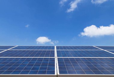 Polikristalin silikon güneş hücreleri satır dizi kapatmak ya da fotovoltaik güneş enerjisi Santrali açmak kadar havaya doğru güneş ışığından elektrik alternatif yenilenebilir enerji güneş mavi gökyüzü adam üzerinde oluşturmak için güneş kullanımı ışık enerjisini absorbe