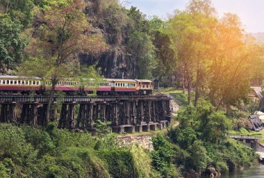 yolcu Tay tren demiryolu Dünya Savaşı II ölümü üzerine tham krasae tren istasyonu river kwai kanchanaburi Tayland arasında taşıma
