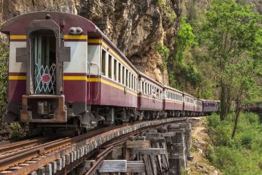 yolcu Tay tren demiryolu Dünya Savaşı II ölümü üzerine tham krasae tren istasyonu river kwai kanchanaburi Tayland arasında taşıma