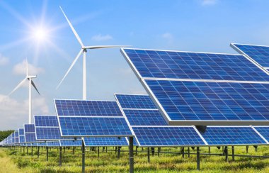 Güneş panelleri ve rüzgar türbinleri elektrik üreten güneş ve rüzgar enerjisi hibrid santral sistemleri istasyonunda kullanın yenilenebilir enerji mavi gökyüzü arka plan ile elektrik üretmek için 