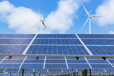      Satır dizi polikristalin silikon güneş panelleri ve rüzgar türbinleri hibrid santral sistemleri istasyonu alternatif yenilenebilir enerji mavi gökyüzü arka plan ile doğal elektrik üretme 