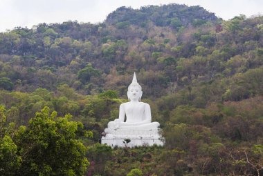 Büyük beyaz Buda heykeli, A.Muang, Nakhon Ratchasima, Tayland Dağı'nda oturan