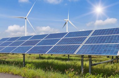 Güneş panelleri ve rüzgar türbinleri elektrik üreten güneş ve rüzgar enerjisi hibrid santral sistemleri istasyonunda kullanın yenilenebilir enerji mavi gökyüzü arka plan ile elektrik üretmek için 
