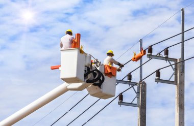 Yükseklik kova hidrolik kaldırma platformu ile çalışan elektrikçiler