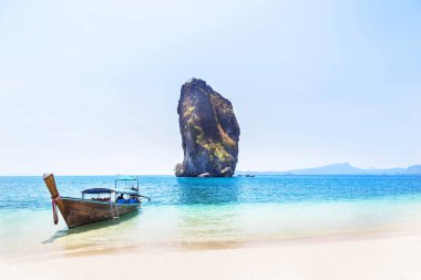               Longtail tekne tropikal plaj kireçtaşı rock kökenli Poda Adası'nda demirleme andaman Denizi krabi Thailand içinde popüler turistik güneşli bir günde değil.